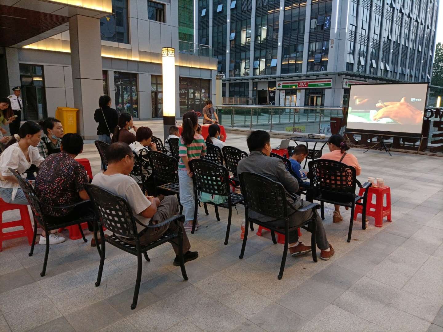 首屆“鼎鑫中心周末電影放影節(jié)” 溫情啟幕！