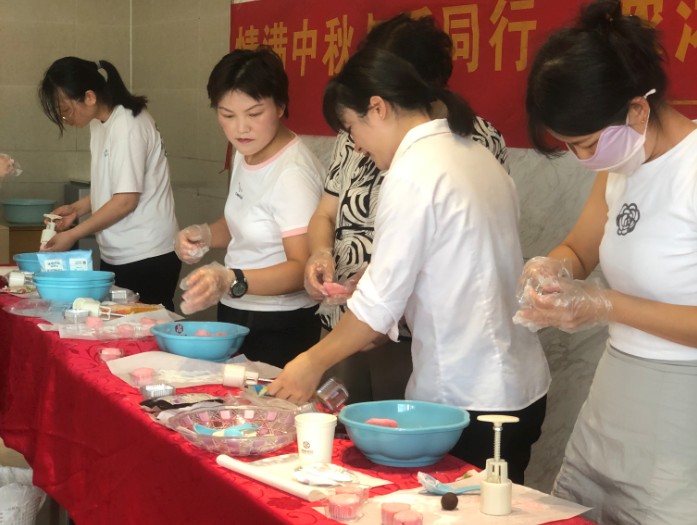 鼎鑫中心迎中秋：DIY月餅樂翻天，物業(yè)暖心添喜慶